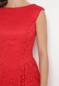 Born2be - Czerwona Koronkowa Sukienka o Rozkloszowanym Kroju z Odkrytymi Plecami Nelamia. Okazja: na co dzień, na imprezę. Kolor: czerwony. Materiał: koronka. Długość rękawa: bez rękawów. Styl: casual, elegancki, wizytowy #5