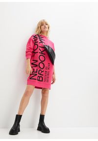 bonprix - Sukienka dresowa oversize z miękkiej mieszanki bawełny. Kolor: różowy. Materiał: bawełna, dresówka. Wzór: nadruk. Typ sukienki: oversize #2