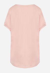 Born2be - Różowy T-shirt z Krótkimi Rękawami i Dłuższym Tyłem Cercisa. Kolor: różowy. Materiał: dzianina. Długość rękawa: krótki rękaw. Długość: krótkie #2