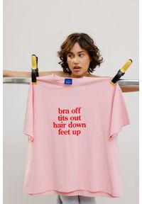 Marsala - T-shirt z NADRUKIEM w kolorze PINK - EAZY - BRA OFF-XS/S. Typ kołnierza: kołnierzyk włoski. Materiał: elastan, bawełna. Wzór: nadruk. Styl: klasyczny