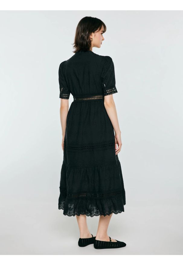 Big-Star - Sukienka damska midi z kwiatowym haftem czarna Aniela 906. Kolor: czarny. Materiał: bawełna, tkanina, koronka. Długość rękawa: krótki rękaw. Wzór: haft, kwiaty. Styl: elegancki, klasyczny. Długość: midi