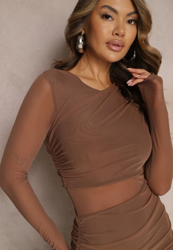 Renee - Brązowa Siateczkowa Sukienka Maxi o Dopasowanym Kroju Kremse. Okazja: na imprezę. Kolor: brązowy. Materiał: materiał. Typ sukienki: dopasowane. Styl: elegancki. Długość: maxi