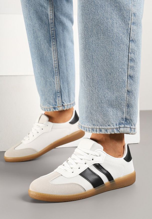 Renee - Białe Sneakersy w Stylu Tenisówek Ozdobione Paskami Jenaniela. Okazja: na co dzień. Zapięcie: pasek. Kolor: biały. Materiał: jeans. Wzór: aplikacja