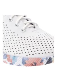 Półbuty damskie Artiker, skóra naturalna perforowana cholewka sznurowanie lekka elastyczna podeszwa z kwiatowym motywem, białe, 58C0586. Okazja: na co dzień. Zapięcie: sznurówki. Kolor: biały. Materiał: skóra. Szerokość cholewki: normalna. Wzór: kwiaty. Sport: turystyka piesza #7