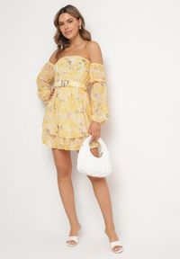 Born2be - Żółta Wiskozowa Sukienka Hiszpanka z Falbanami i Paskiem w Kwiaty Virmoi. Okazja: na co dzień, na spacer. Typ kołnierza: dekolt hiszpanka. Kolor: żółty. Materiał: wiskoza. Wzór: kwiaty. Typ sukienki: proste. Styl: casual #4