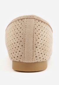 Renee - Beżowe Perforowane Mokasyny z Imitacji Zamszu Zdobione Frędzlami Vaeliane. Okazja: na co dzień. Kolor: beżowy. Materiał: zamsz. Wzór: aplikacja. Styl: casual, elegancki #3