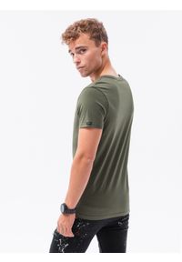 Ombre Clothing - T-shirt męski bawełniany BASIC S1369 - ciemnooliwkowy - XXL. Typ kołnierza: dekolt w serek. Kolor: oliwkowy. Materiał: bawełna. Długość: krótkie. Styl: klasyczny
