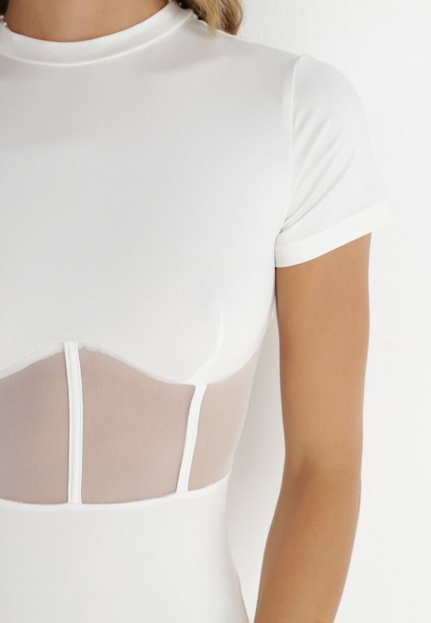 Born2be - Biała Sukienka Aedomene. Typ kołnierza: dekolt gorset. Kolor: biały. Materiał: materiał. Długość rękawa: krótki rękaw. Wzór: aplikacja. Typ sukienki: gorsetowe, dopasowane. Styl: wizytowy. Długość: mini