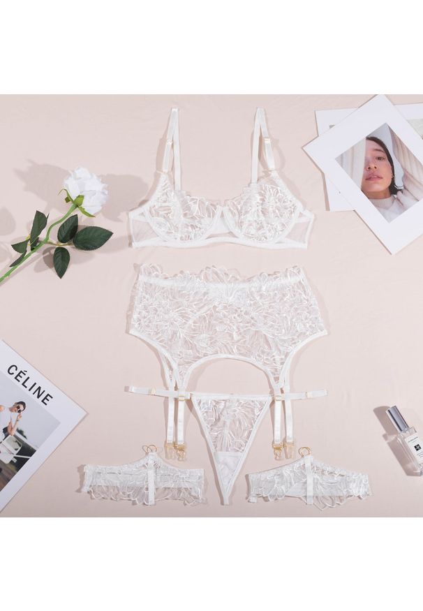 Intica - Komplet bielizny z haftem kwiatowym Levia. Kolor: biały. Materiał: tkanina, materiał. Wzór: kwiaty, haft