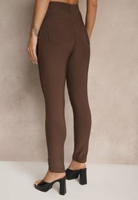 Renee - Brązowe Spodnie Typu Skinny High Waist Ozdobione Cyrkoniami Lavilara. Okazja: na co dzień. Stan: podwyższony. Kolor: brązowy. Wzór: aplikacja. Styl: elegancki, casual #4