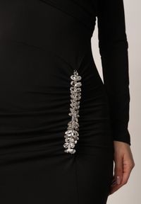 Born2be - Czarna Wieczorowa Sukienka Zdobiona Marszczeniem i Cyrkoniową Aplikacją Thelxienara. Okazja: na wesele, na ślub cywilny, na imprezę. Kolor: czarny. Materiał: materiał. Wzór: aplikacja. Styl: wizytowy #7