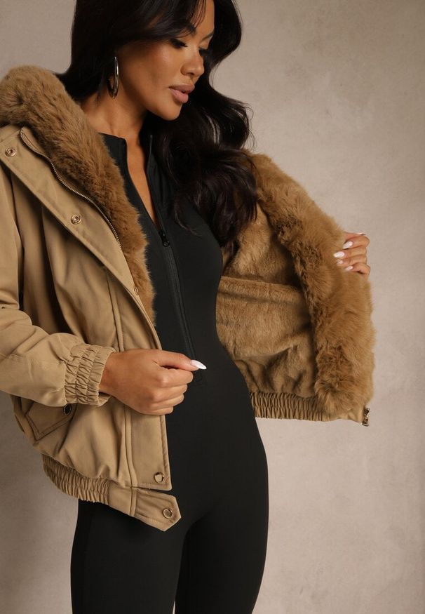 Renee - Ciemnobeżowa Kurtka o Kroju Bomberki z Kapturem i Futerkiem Rafenea. Okazja: na co dzień. Typ kołnierza: kaptur. Kolor: beżowy. Materiał: futro. Styl: casual, klasyczny