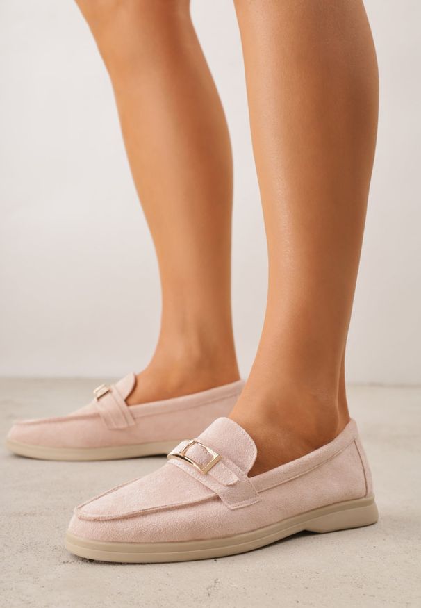 Renee - Różowe Mokasyny Ozdobione Metaliczną Klamrą Murielori. Nosek buta: okrągły. Zapięcie: klamry. Kolor: różowy. Materiał: zamsz, skóra. Wzór: aplikacja. Obcas: na obcasie. Wysokość obcasa: niski