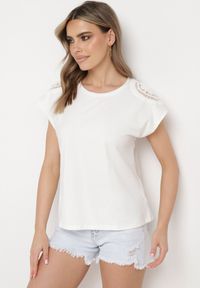 Born2be - Biały Bawełniany T-shirt z Ażurowym Wzorem i Krótkim Rękawem Timamla. Okazja: na co dzień. Kolor: biały. Materiał: bawełna. Długość rękawa: krótki rękaw. Długość: krótkie. Wzór: ażurowy. Styl: casual, elegancki #6