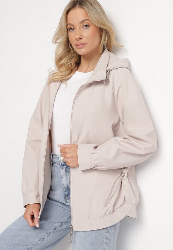 Born2be - Jasnobeżowa Kurtka Parka o Pudełkowym Kroju ze Ściągaczem w Talii i Kapturem Sesoliena. Okazja: na co dzień, na spacer. Kolor: beżowy. Materiał: jeans. Długość rękawa: długi rękaw. Długość: długie. Styl: elegancki, casual