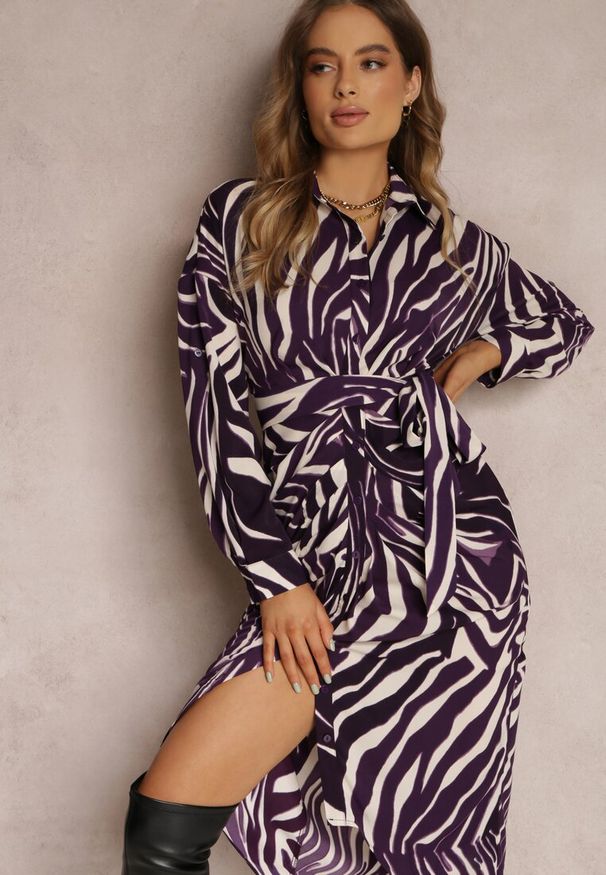 Renee - Ciemnofioletowa Sukienka Koszulowa w Zebrę Maimuna. Okazja: na co dzień. Typ kołnierza: kołnierzyk klasyczny. Kolor: fioletowy. Materiał: skóra. Długość rękawa: długi rękaw. Wzór: motyw zwierzęcy. Typ sukienki: koszulowe. Styl: casual, klasyczny