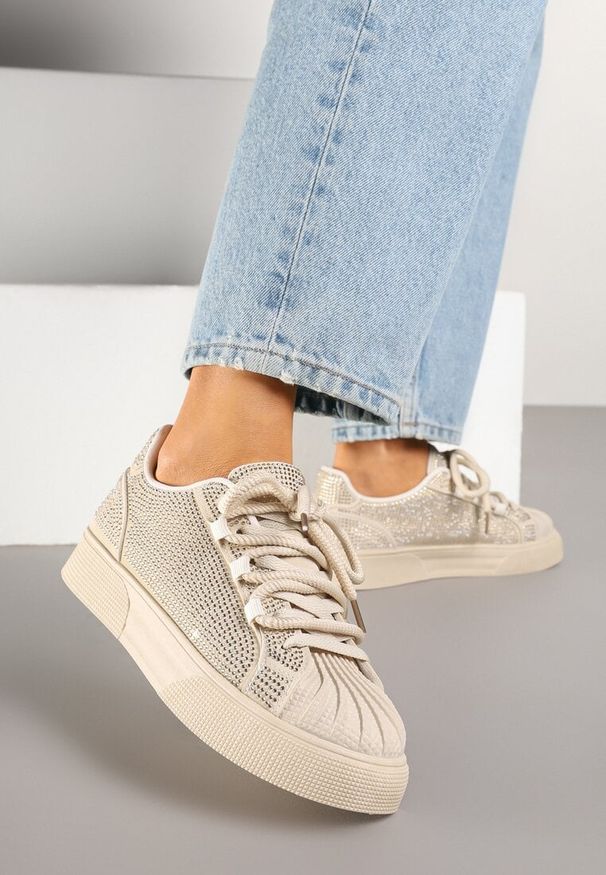 Renee - Beżowe Sneakersy z Ozdobnym Tłoczeniem i Cyrkoniami Dorreia. Okazja: na co dzień. Nosek buta: okrągły. Kolor: beżowy. Materiał: jeans. Wzór: aplikacja. Obcas: na płaskiej podeszwie