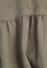 Born2be - Ciemnozielona Wiskozowa Sukienka z Bufiastymi Rękawami i Marszczoną Górą Liones. Okazja: na co dzień. Kolor: zielony. Materiał: wiskoza. Długość rękawa: krótki rękaw. Sezon: lato. Typ sukienki: proste. Styl: wakacyjny, casual #8