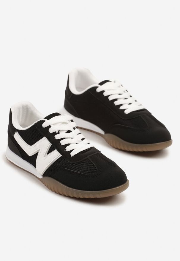 Renee - Czarne Sneakersy Typu Klasyczne Tenisówki Zdobione Przeszyciami Elanioria. Okazja: na co dzień, do pracy. Zapięcie: sznurówki. Kolor: czarny. Materiał: koronka, jeans. Wzór: aplikacja. Obcas: na obcasie. Wysokość obcasa: niski