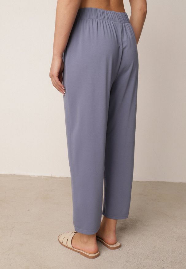 Born2be - Niebieskie Spodnie z Eleganckimi Zakładkami i Nogawkami o Długości 3/4 Dorasea. Okazja: na co dzień, do pracy. Kolekcja: plus size. Kolor: niebieski. Styl: elegancki