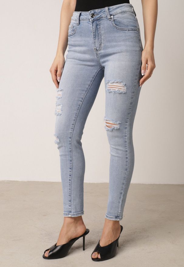 Born2be - Niebieskie Bawełniane Jeansy o Kroju Slim z Przetarciami Elledima. Okazja: na co dzień. Kolor: niebieski. Styl: casual, elegancki, klasyczny