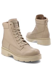 Beżowe Botki Nessi Modne Obuwie Damskie Ze Skóry Naturalnej. Okazja: na co dzień. Kolor: beżowy. Materiał: skóra. Obcas: na obcasie. Styl: casual, elegancki. Wysokość obcasa: średni #7