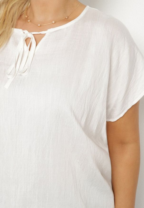 Born2be - Biała Bluzka z Wiskozą Wiązana przy Dekolcie Dovarelle. Okazja: na co dzień. Kolekcja: plus size. Kolor: biały. Materiał: wiskoza. Długość rękawa: krótki rękaw. Długość: krótkie. Styl: casual, elegancki