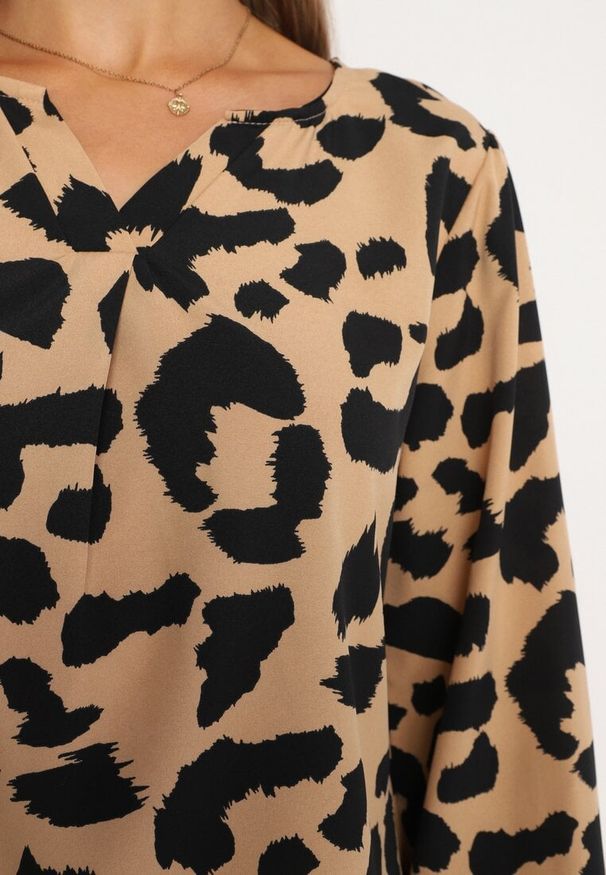 Born2be - Ciemnobeżowa Panterkowa Bluzka z Bawełną Zakończona na Rękawach Ściągaczami Arestia. Okazja: do pracy, na co dzień. Typ kołnierza: dekolt w serek. Kolor: beżowy. Materiał: bawełna. Długość rękawa: długi rękaw. Długość: długie. Styl: casual, elegancki, sportowy