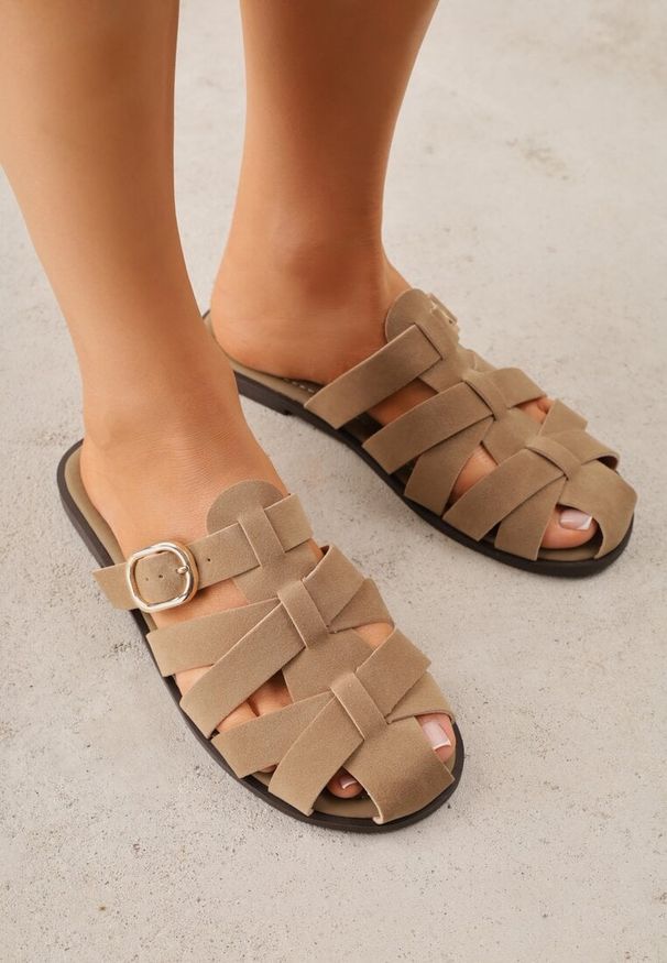 Renee - Ciemnobeżowe Klapki Gladiatorki z Ozdobną Sprzączką Lusanatia. Okazja: na co dzień. Kolor: beżowy. Styl: casual