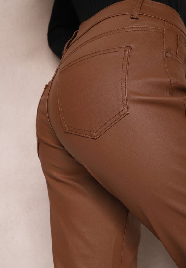 Renee - Jasnobrązowe Spodnie Standard z Imitacji Skóry Enjala. Okazja: na co dzień. Stan: podwyższony. Kolor: brązowy. Materiał: skóra. Styl: casual
