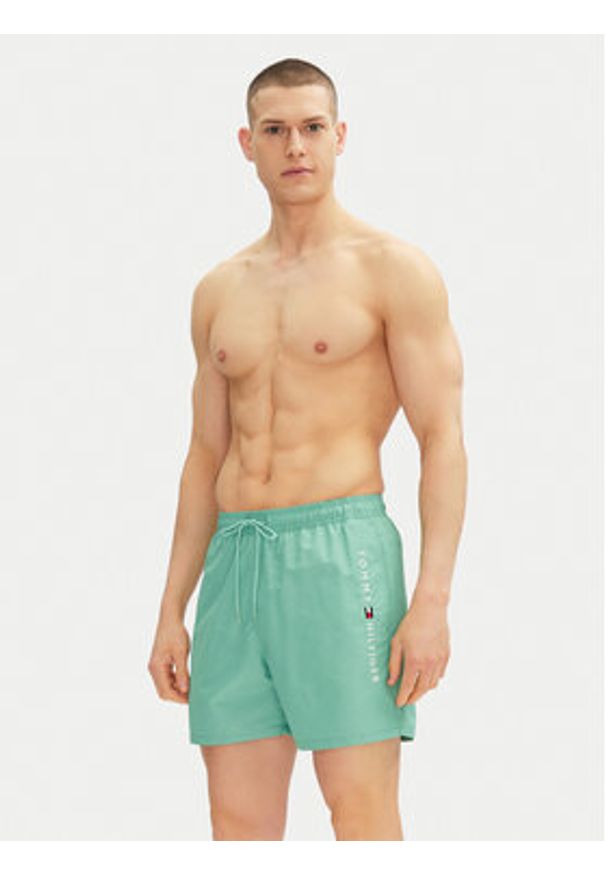 TOMMY HILFIGER - Tommy Hilfiger Szorty kąpielowe UM0UM03258 Zielony Regular Fit. Kolor: zielony. Materiał: syntetyk