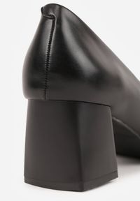 Renee - Czarne Czółenka Vices Basic na Słupkowym Obcasie ze Skórzaną Wkładką Esande. Okazja: na ślub cywilny, na wesele, na imprezę. Kolor: czarny. Materiał: skóra. Obcas: na obcasie. Styl: klasyczny, wizytowy. Wysokość obcasa: średni #7