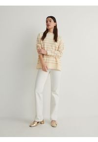 Reserved - Sweter w paski - kremowy. Kolor: kremowy. Materiał: dzianina, wiskoza. Wzór: paski #1
