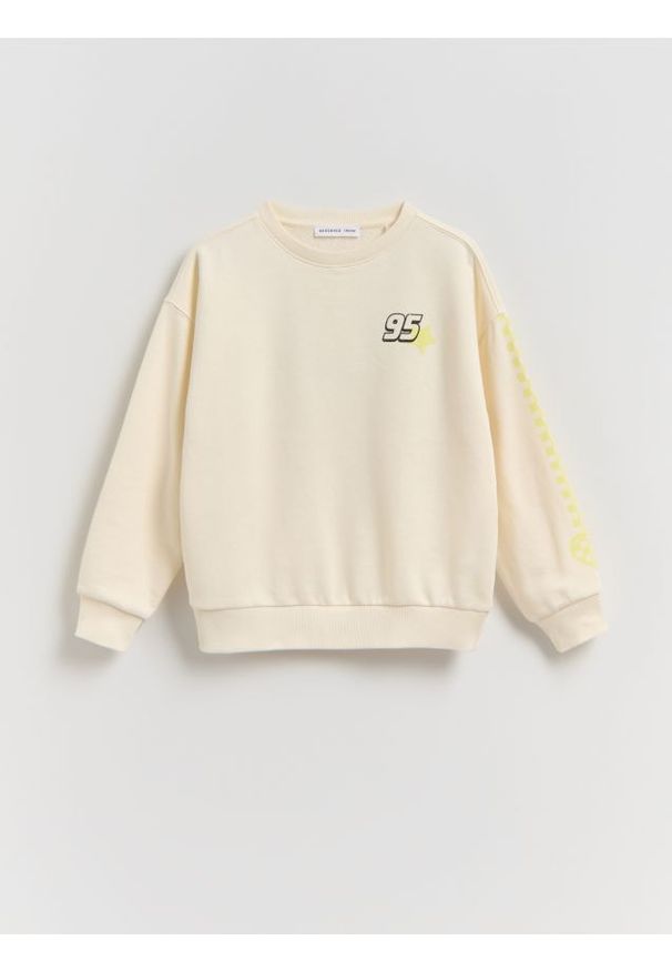 Reserved - Bluza z nadrukiem Auta - złamana biel. Materiał: bawełna. Wzór: nadruk