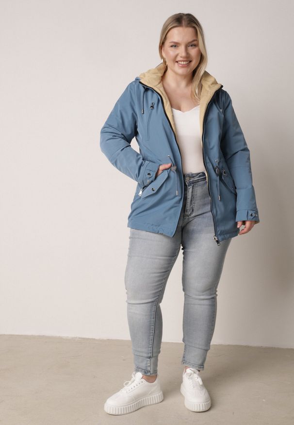 Born2be - Niebiesko-Beżowa Przejściowa Kurtka Dwustronna o Kroju Parki z Pikowaniem Wewnątrz Zidelle. Typ kołnierza: kaptur. Kolor: niebieski. Materiał: jeans, poliester. Styl: sportowy