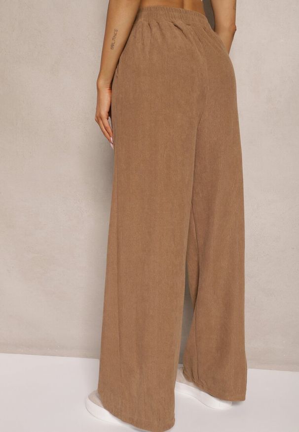 Renee - Ciemnobeżowe Spodnie o Szerokim Kroju High Waist z Wiązaniem w Pasie Ettianne. Okazja: na co dzień. Stan: podwyższony. Kolor: beżowy. Styl: elegancki, casual