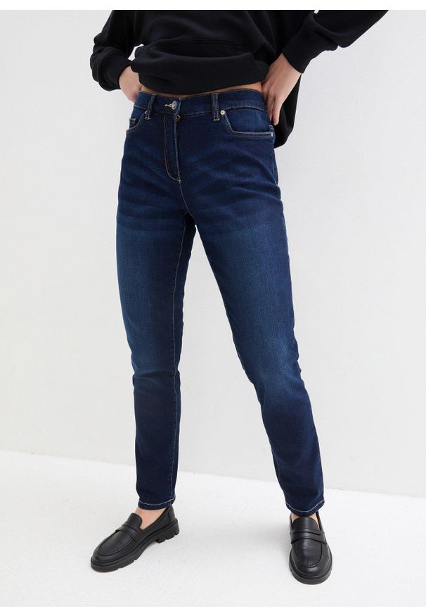 bonprix - Dżinsy ze stretchem o kroju boyfriend, mid waist. Kolor: niebieski
