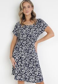 Born2be - Czarna Sukienka z Wiskozy w Kwiaty i Gumką w Pasie Alixeme. Kolor: czarny. Materiał: wiskoza. Wzór: kwiaty. Sezon: lato