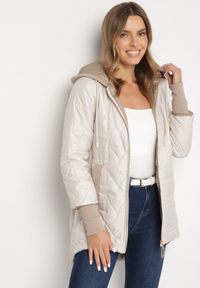 Born2be - Jasnoszara Pikowana Kurtka z Kapturem i Przedłużonym Tyłem Tulara. Okazja: na co dzień. Typ kołnierza: kaptur. Kolor: szary. Materiał: jeans. Wzór: aplikacja. Styl: casual, elegancki #6