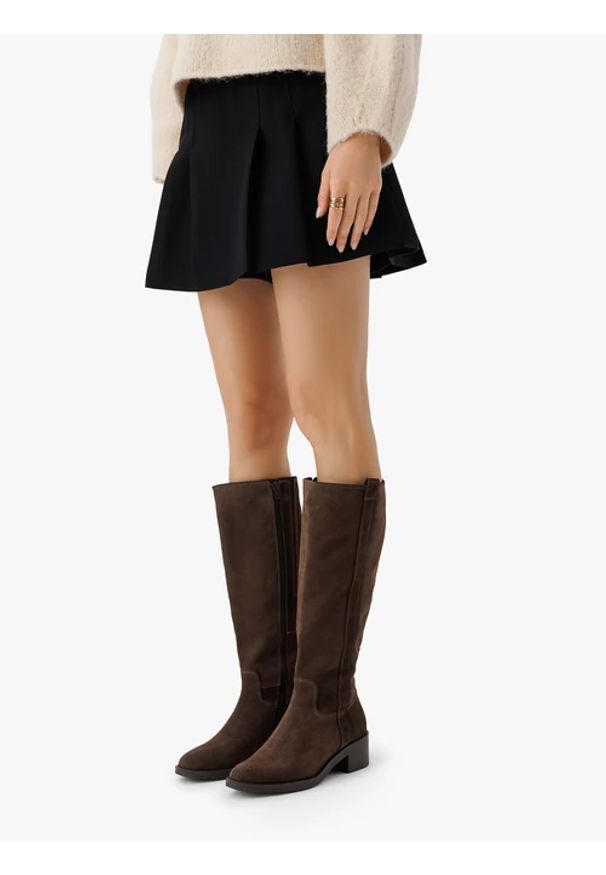 Ryłko - Brązowe kozaki na słupku. Okazja: na co dzień. Nosek buta: okrągły. Zapięcie: zamek. Kolor: brązowy. Szerokość cholewki: normalna. Materiał: welur, skóra. Obcas: na słupku. Styl: street, klasyczny, casual. Wysokość obcasa: średni