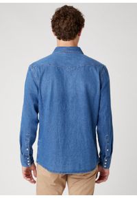 Wrangler - MĘSKA KOSZULA JEANSOWA WRANGLER 27MW 2YEAR W5MSLW922 112130247. Okazja: do pracy, na co dzień. Materiał: jeans. Długość rękawa: długi rękaw. Długość: długie. Styl: klasyczny, casual