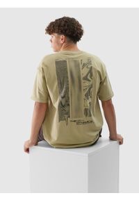 4f - T-shirt oversize z nadrukiem męski - khaki. Okazja: na co dzień. Kolor: brązowy, wielokolorowy, oliwkowy. Materiał: jersey, dzianina, bawełna. Długość rękawa: krótki rękaw. Długość: krótkie. Wzór: nadruk. Styl: sportowy, casual, klasyczny