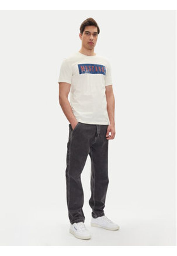 Mustang T-Shirt Austin 1016274 Biały Regular Fit. Kolor: biały. Materiał: bawełna