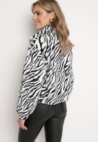 Born2be - Biała Futrzana Kurtka w Zebrę o Prostym Kroju ze Ściągaczem i Kieszeniami Velsomi. Kolor: biały. Materiał: futro. Wzór: motyw zwierzęcy. Styl: elegancki #6