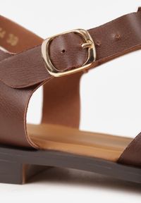 Born2be - Ciemnobrązowe Sandały VICES z Przeplatanymi Paskami i Elegancką Aplikacją Peticea. Okazja: na co dzień. Zapięcie: pasek. Kolor: brązowy. Materiał: jeans. Wzór: aplikacja. Sezon: lato. Styl: elegancki #5