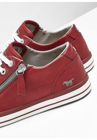 bonprix - Sneakersy marki Mustang z zamkiem. Zapięcie: zamek. Kolor: czerwony. Wzór: aplikacja #3