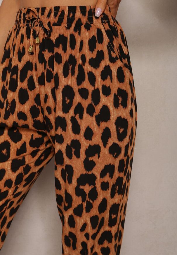 Renee - Brązowe Spodnie z Wiskozy w Panterkę High Waist Wykończone Ściągaczami i Gumką w Talii Rivanesa. Okazja: na co dzień, na imprezę. Stan: podwyższony. Kolor: brązowy. Materiał: wiskoza. Wzór: motyw zwierzęcy. Styl: casual