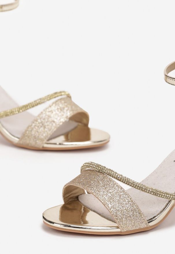 Renee - Złote Sandały Brokatowe na Słupku w Cyrkonie Tola. Kolor: złoty. Obcas: na słupku. Styl: elegancki