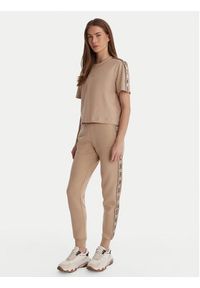 Guess T-Shirt V3RI08 I3Z14 Beżowy Relaxed Fit. Kolor: beżowy. Materiał: bawełna #4