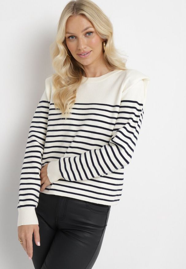 Born2be - Beżowo-Granatowy Sweter w Cienkie Paskiz Poduszkami na Ramionach Gefonde. Kolor: beżowy. Wzór: paski